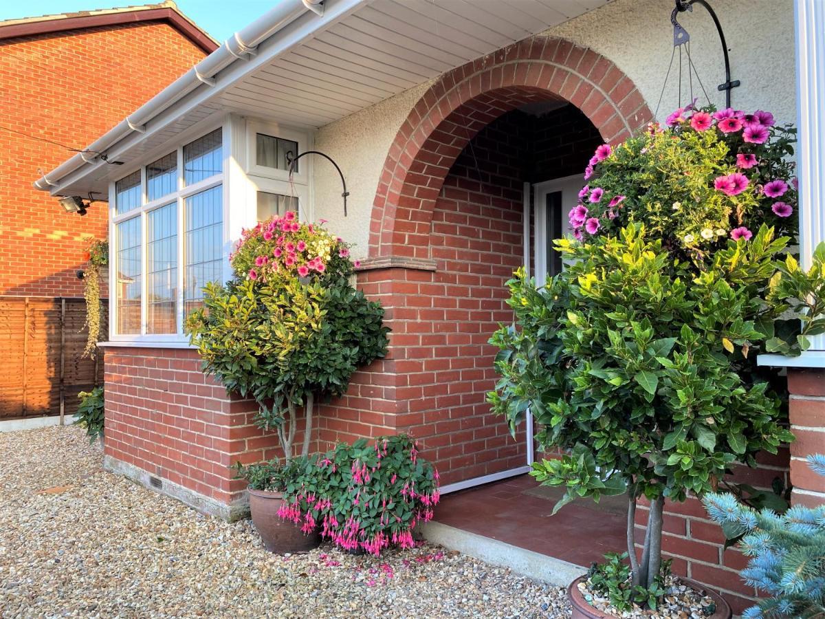 En-Suite Nook Near Forest & Sea, Super Value With Fridge, Microwave And Tv Lymington Bagian luar foto