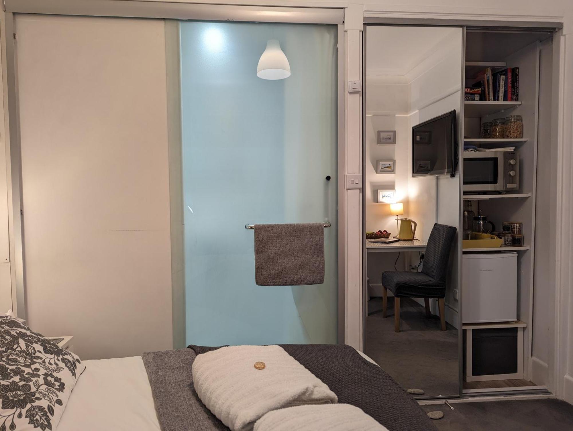 En-Suite Nook Near Forest & Sea, Super Value With Fridge, Microwave And Tv Lymington Bagian luar foto